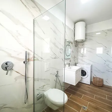 1 Bedroom 578 *